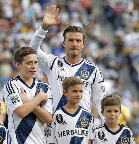 Brooklyn đã đá cho đội U14 của Los Angeles Galaxy khi cha cậu còn ở California. Và sau khi rời Galaxy, Beckham muốn cho con về Anh để được trải nghiệm bóng đá ở quê nhà cũng như tìm kiếm cơ hội thi đấu chuyên nghiệp.